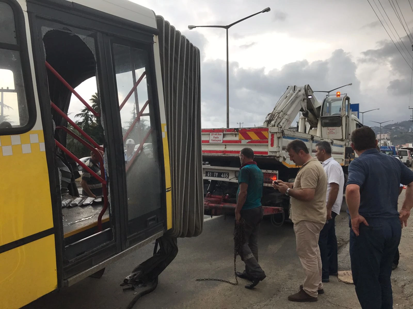 Trabzon'da belediye otobüsü ortadan ikiye ayrıldı: 3 yaralı